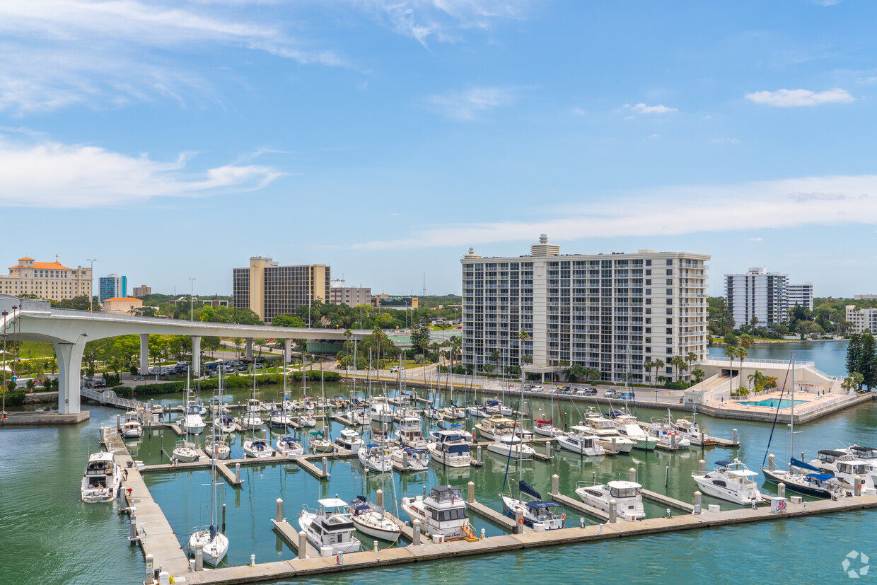 Building Photo - Pierce 100 Condominium
