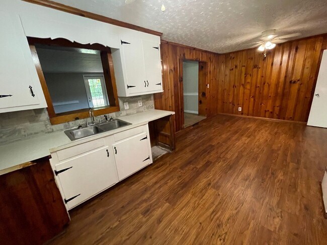 Building Photo - 3 bedroom 1.5 bath house available!   Larg...