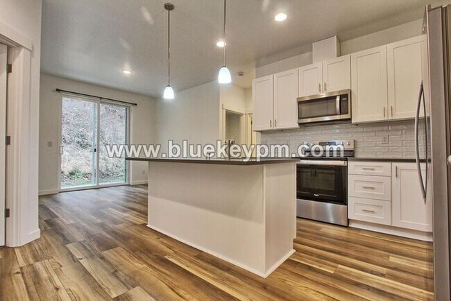 Foto del edificio - 3 Bed, 2 Bath Home in Woodland with Large Yard