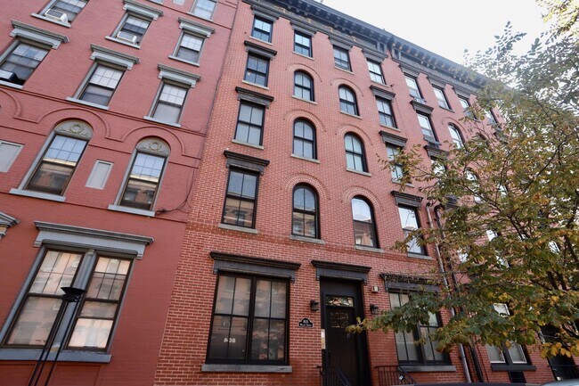 Building Photo - 805 Willow Ave
