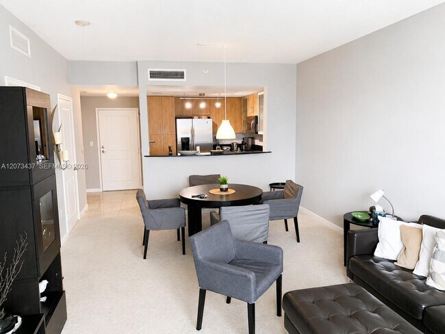 Foto del edificio - 7910 Harbor Island Dr