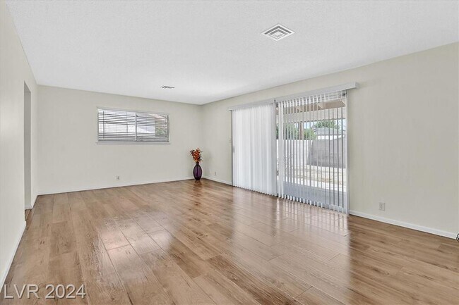 Foto del edificio - 102 Hollyhock Ln