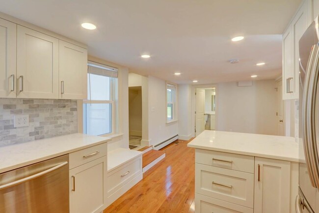 Kitchen & Dining area - 45 Frairy St