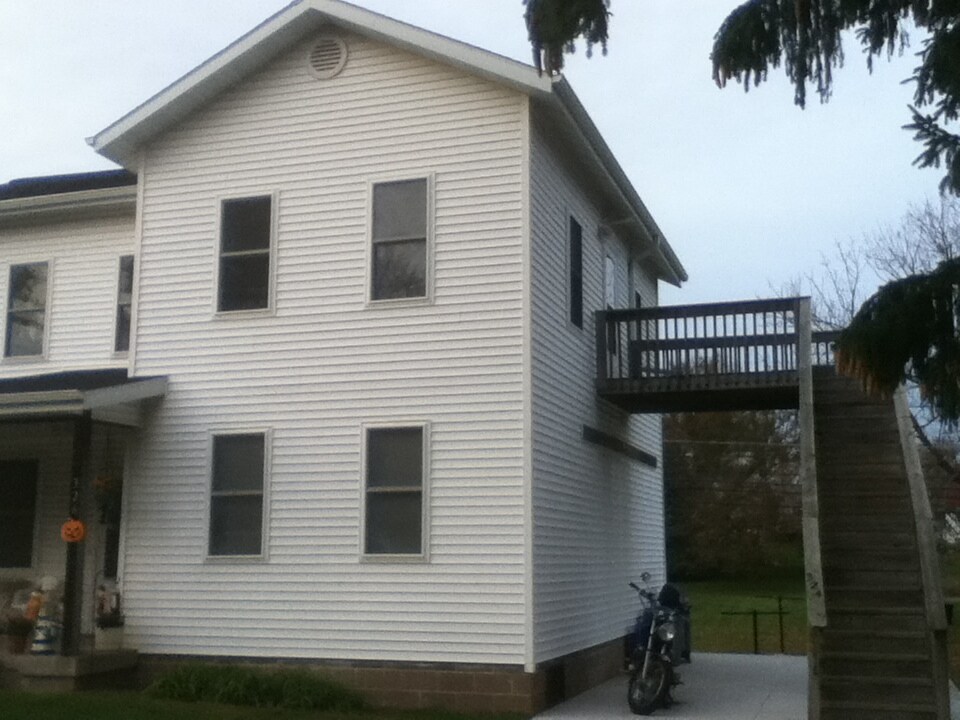 upstairs apt - 234 W Division St