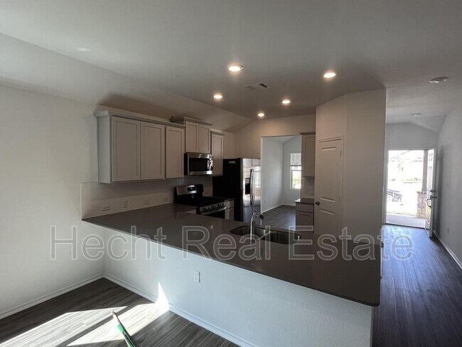 Foto del edificio - 283 Silver Glen Dr