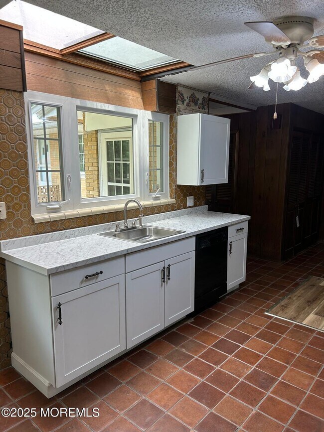 Foto del edificio - 564 Monmouth Pl