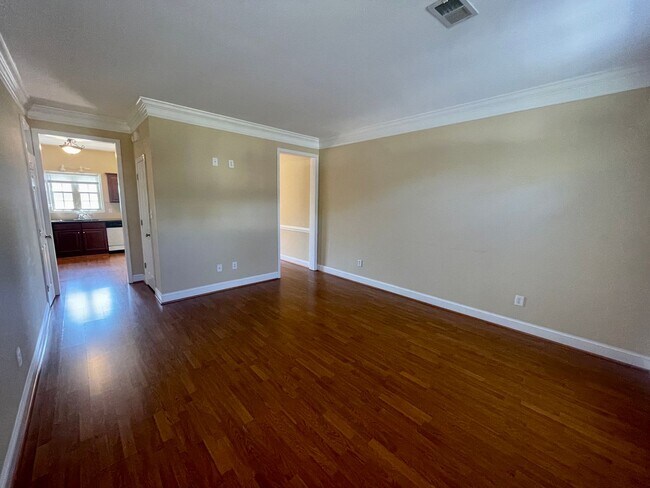 Foto del edificio - End Unit! - Colonial Inspired Three Story ...