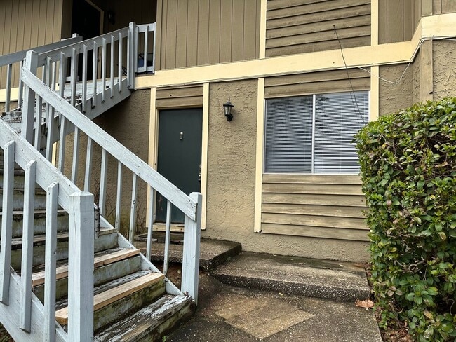 Foto del edificio - Remodeled downstairs unit in Pointe East avail NOW!