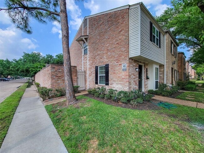 Building Photo - 6350 Chevy Chase Dr