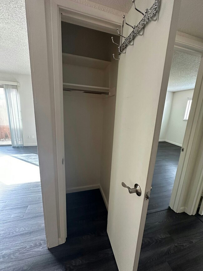 Foto del edificio - 9121 Nasreen Dr