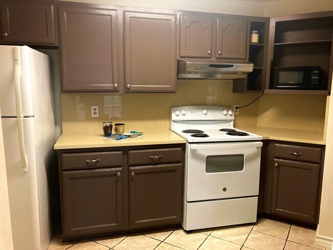 Building Photo - 601 St James Dr