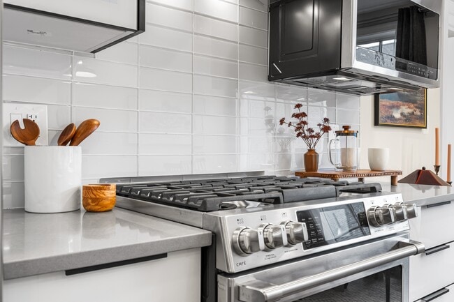 Building Photo - 625 Park Rd NW