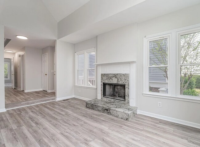Foto del edificio - Gorgeous Renovated Home with Modern Finishes & Gated Community Amenities