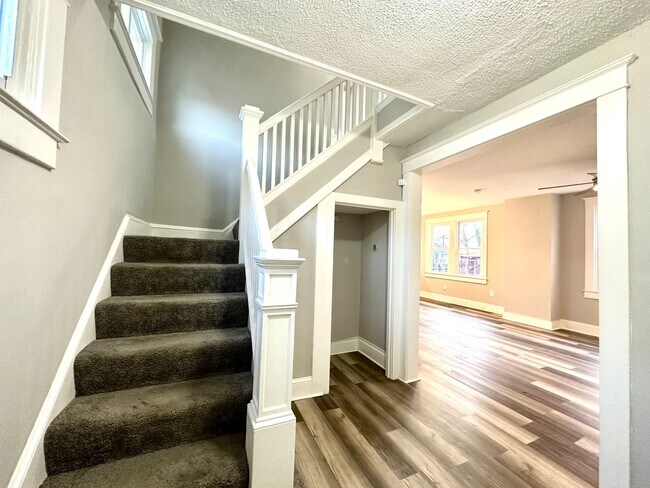 Foto del edificio - Charming Renovated 3Bedrooom Detached Home...