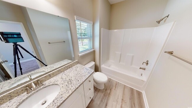 Building Photo - 14 Racquet Club Dr