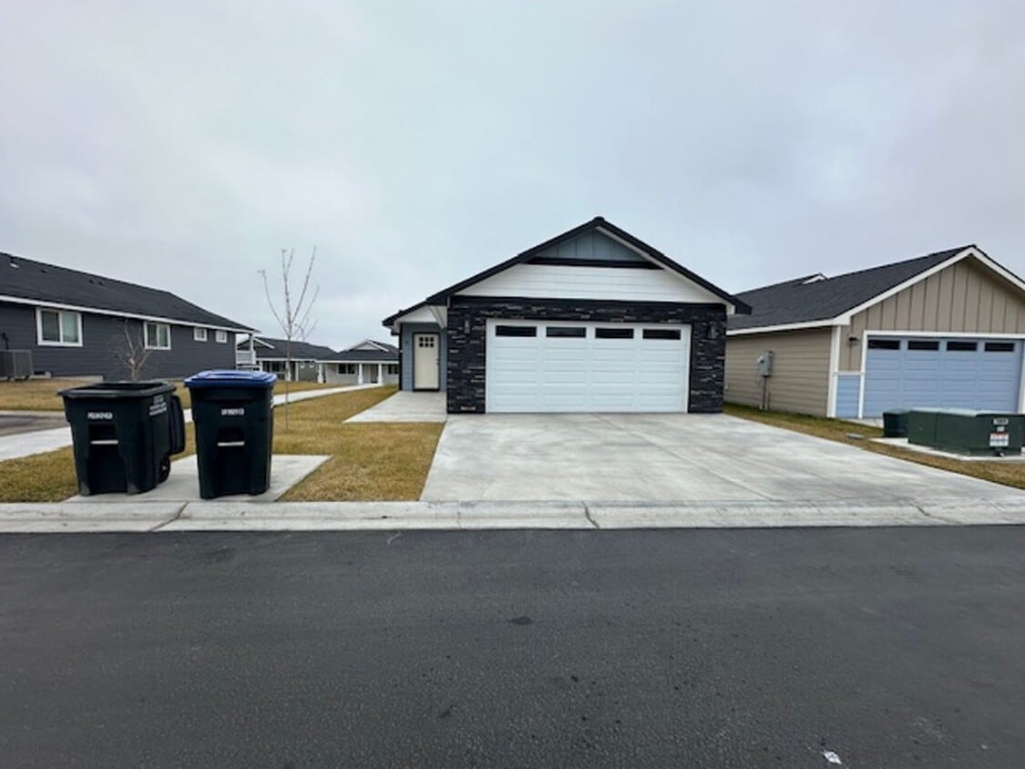 Building Photo - 3-bedroom single-family home in a gated community