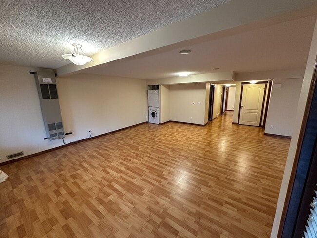 Building Photo - Charming 2-Bedroom Basement Apartment in K...