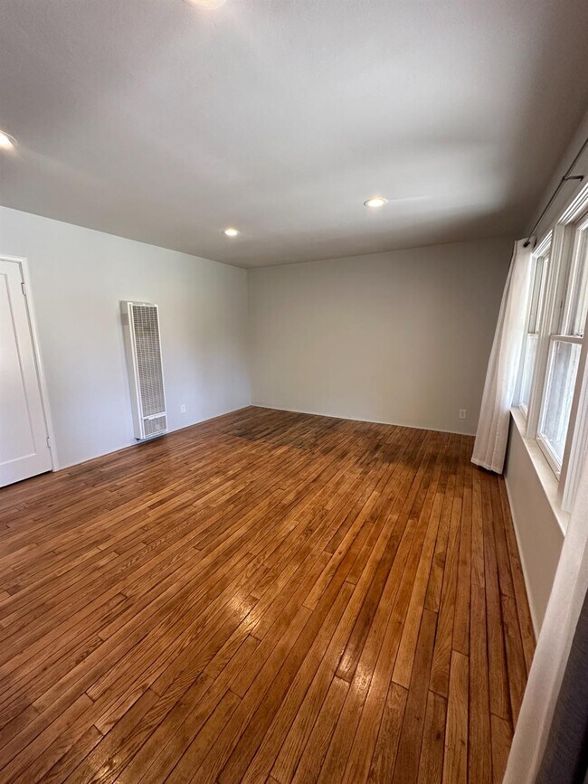 Building Photo - 2627 N Thorne Ave