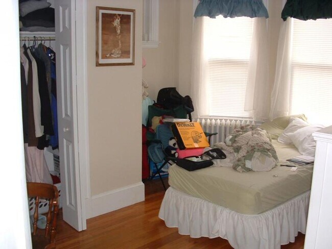 Photo - 4-BED Comm Ave - Brighton SEPT Apartment