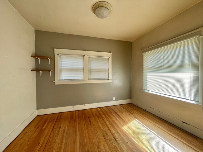 Building Photo - 3-4 Bed standalone AVAILABLE NOW!