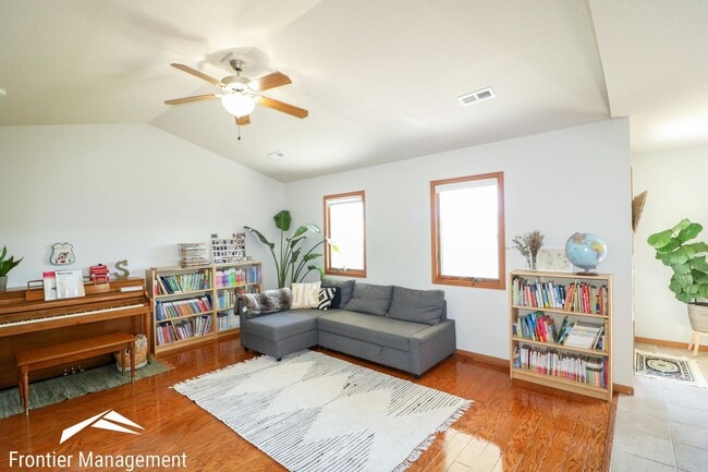 Building Photo - 416 Stone Grove Dr