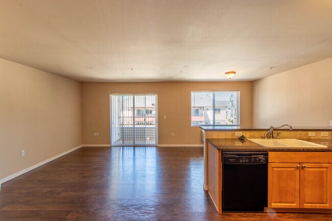 Spacious dining/living area - 310 N Promenade Loop