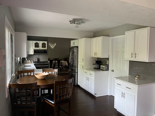 Building Photo - 121 Millis Ln
