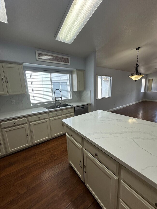 Foto del edificio - 5446 W Morris Ave