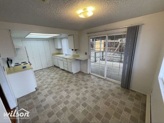 Building Photo - 3bd/1ba Home, Large Fenced Backyard, Garag...