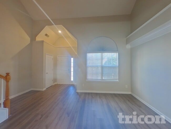 Building Photo - 10 St Charles Pl