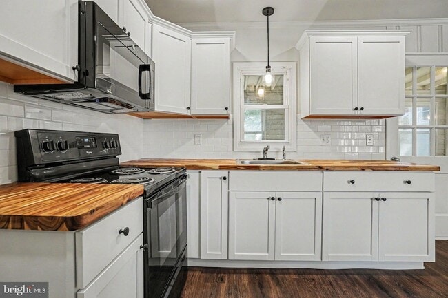 Building Photo - 105 Oak Hill Dr