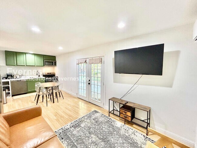 Foto del edificio - 8633 Westglen Dr