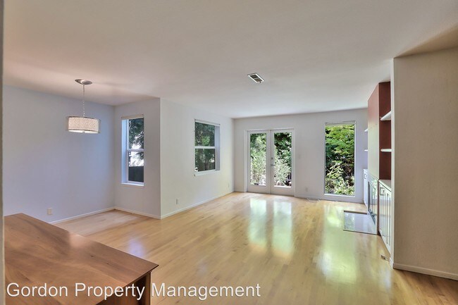 Building Photo - 2 br, 1.5 bath House - 875 Wisconsin Street