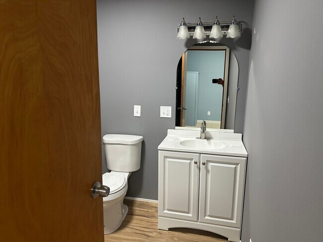 Foto del edificio - Large 4 Bedroom 2 Bath 1 Story Home with L...