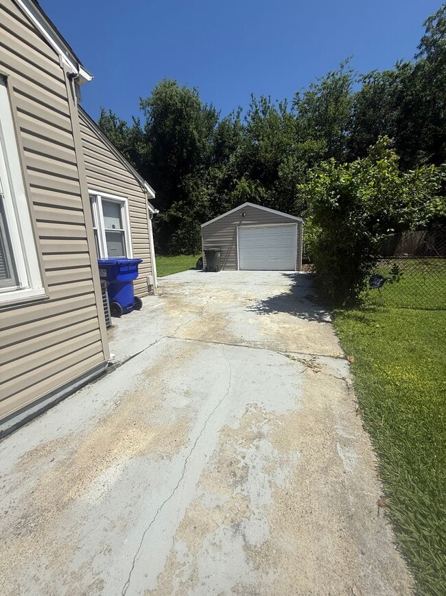 Building Photo - Cozy 2 Bed home Available Now!