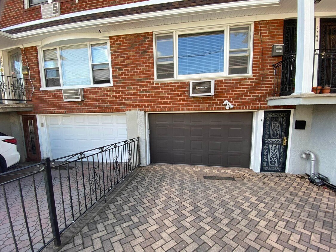 Primary Photo - 43-44-44 165th St