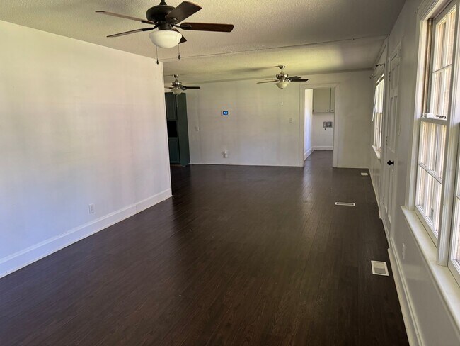 Foto del edificio - Freshly Painted 3 Bedroom Ranch