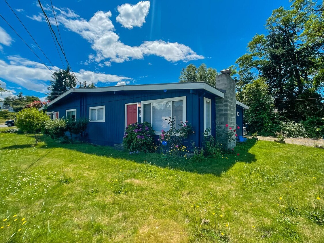 Primary Photo - $1,995! Rare 2bd/1ba Townhome in Browns Po...