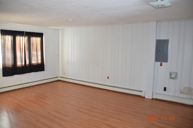 Family room - 7 Brookdale Rd