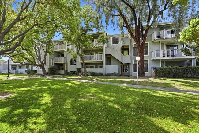 Foto del edificio - 3685 Nutwood Terrace