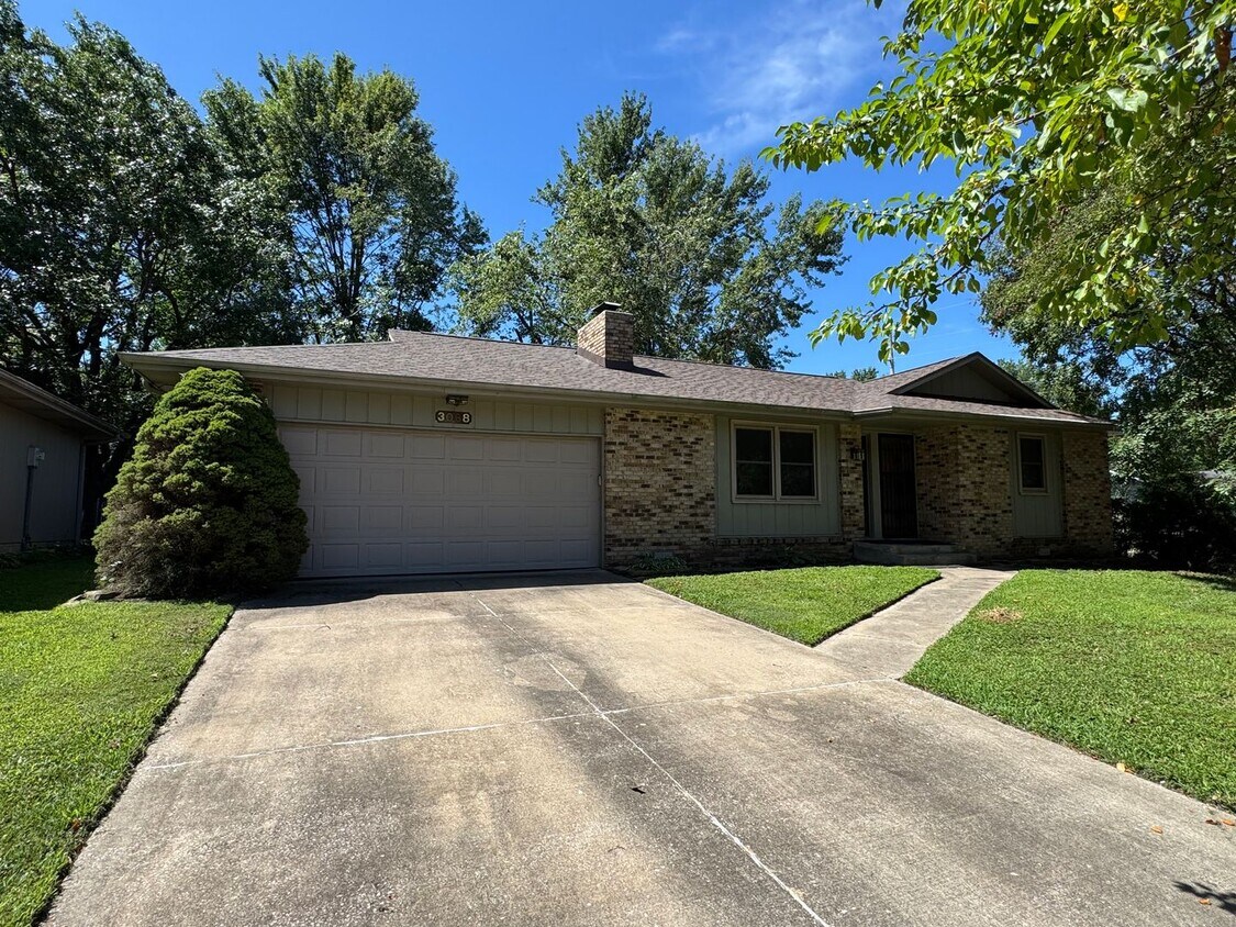 Foto principal - 3 bedroom 2 bath Springfield Home located ...