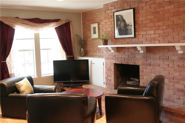 Foto del edificio - 1720 E 32nd St