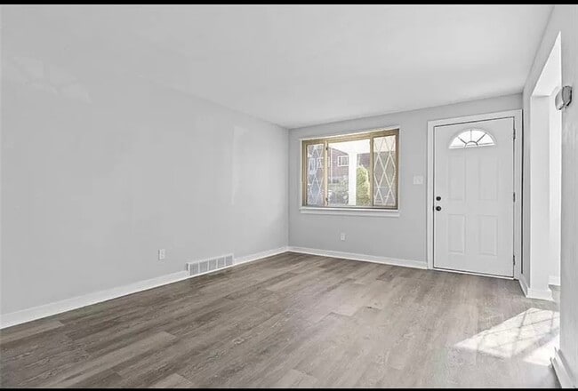 Building Photo - 118 Macfarlane Dr