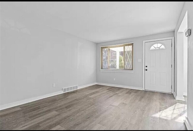 Foto del edificio - 118 Macfarlane Dr