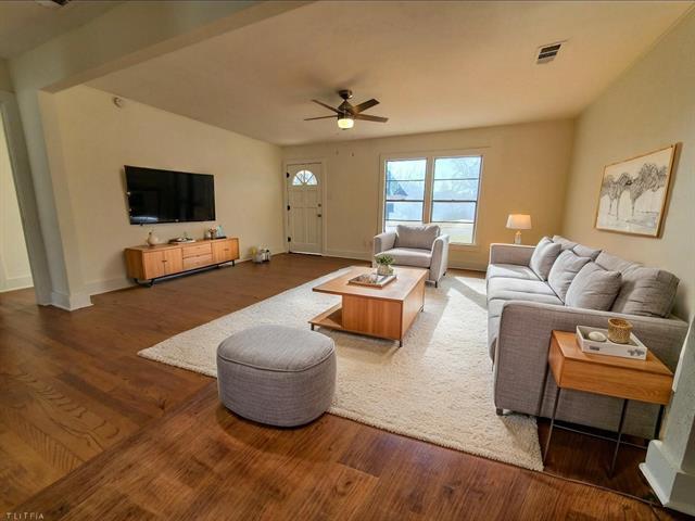 Foto del edificio - 2421 Loy Lake Rd