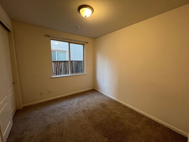 Foto del edificio - 3315 San Vicente Rd - Bridgeway Lakes 95691