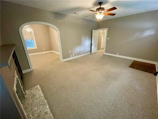 Building Photo - 916 E 37th St