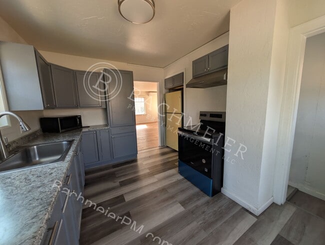 Building Photo - 900 NW Furnish Ave