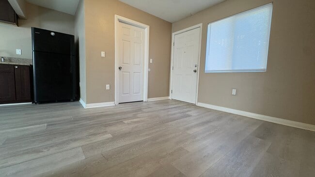 Building Photo - 253 E King St