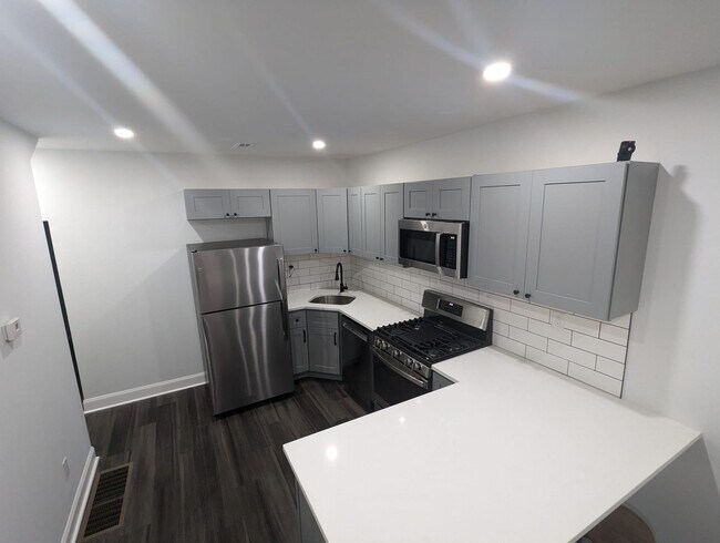 Building Photo - SECTION 8 APPROVED Modern 4br/2ba in West ...